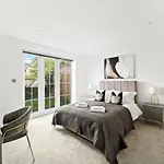 Drake House Apt 3 In Staines - Free Parking - Heathrow - Thorpe Park