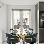 Drake House Apt 3 In Staines - Free Parking - Heathrow - Thorpe Park