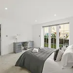 Drake House Apt 3 In Staines - Free Parking - Heathrow - Thorpe Park