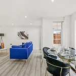 Drake House Apt 3 In Staines - Free Parking - Heathrow - Thorpe Park