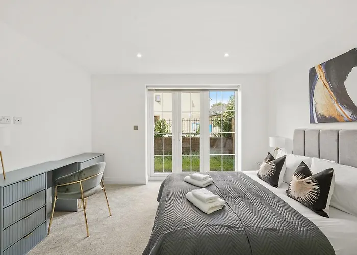 Drake House Apt 3 In Staines - Free Parking - Heathrow - Thorpe Park