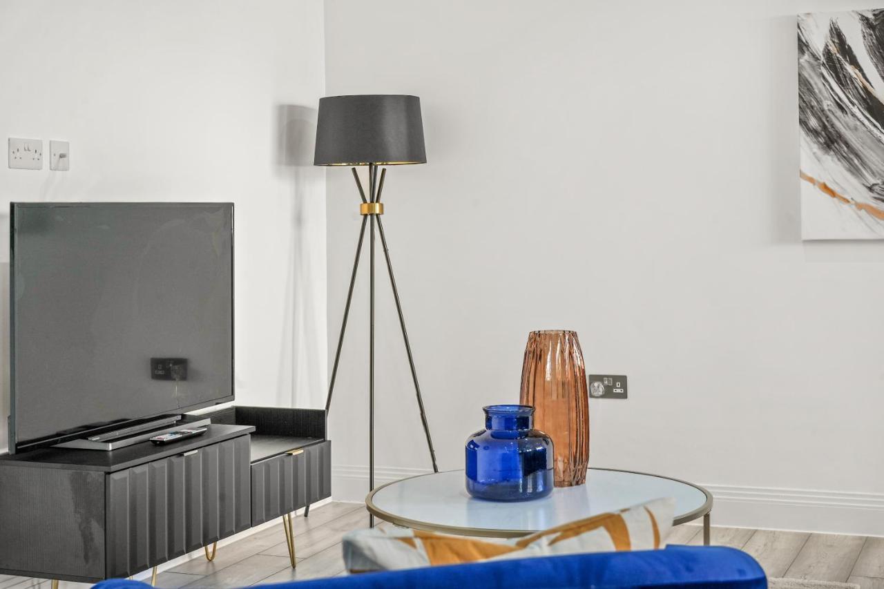 Holiday home Drake House 3 In - Free Parking - Heathrow - Thorpe Park *